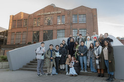 Group photo of the alumni of Studienbrücke in front of the Colosseum Theatre in Essen.