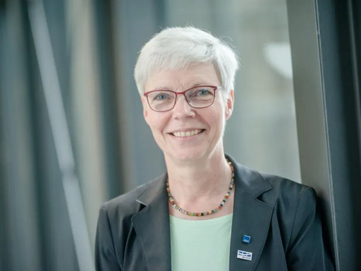 Foto von Prof. Dr. Kornelia Freitag im Universitätsverwaltungsgebäude an der Ruhr Universität Bochum