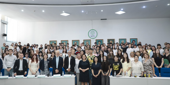 Ein Hörsaal der East Kazakhstan Technical University (EKTU) mit zahlreichen Teilnehmenden.