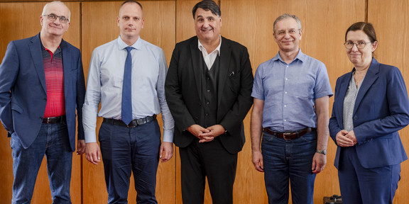 Partnerschaft besiegelt Hochschulleitung der UA Ruhr steht neben der Hochschulleitung von den ukrainischen Partnerhochschulen für ein Foto.