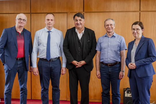 Partnerschaft besiegelt Hochschulleitung der UA Ruhr steht neben der Hochschulleitung von den ukrainischen Partnerhochschulen für ein Foto.