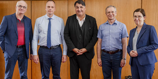 Partnerschaft besiegelt Hochschulleitung der UA Ruhr steht neben der Hochschulleitung von den ukrainischen Partnerhochschulen für ein Foto.