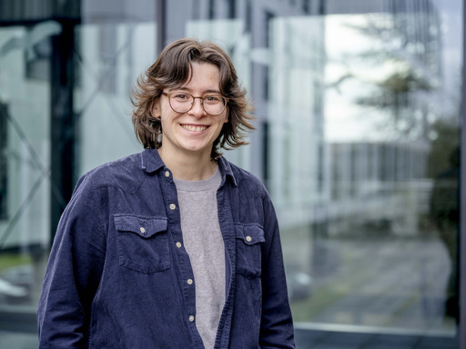 Foto von Erin Mahon vor dem Gebäude SSC an der Ruhr Universität Bochum