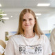 Photo of three alumni of the Studienbrücke programme in a bright room.