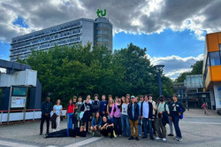 Die Gruppe von MINT-Akademie Teilnehmenden steht vor dem Campus Technsiche Universität Dortmund.