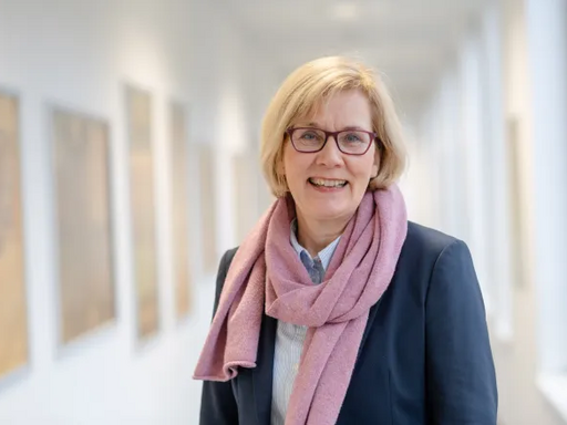 Foto von Monika Sprung im Universitätsverwaltungsgebäude an der Ruhr Universität Bochum