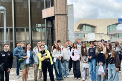 A group of participants from the MINT Academy stands in front of Ruhr University Bochum.