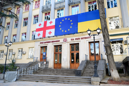 Ilia State University mit Flaggen aus Georgien, Europäischen Union, und Ukraine