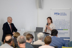 Elena Resch moderiert die Veranstaltung vor dem Publikum.